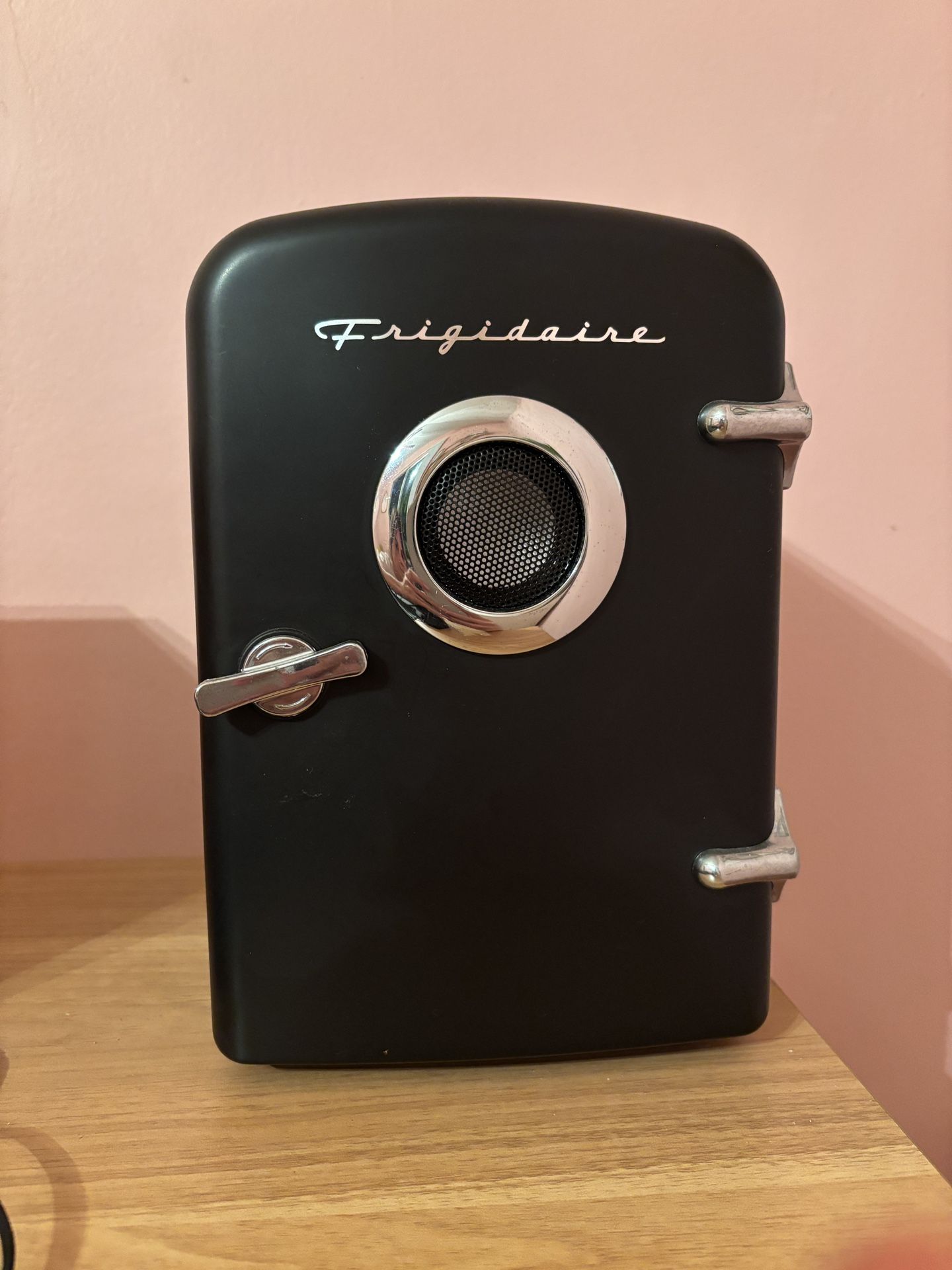 Frigidaire Mini Desk Fridge Cooler With Speakers