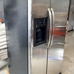 GE Stainless Steel Refrigerator - Model GSH22JSDB SS