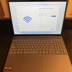 Lenovo Slim 3 – Ryzen 7 8840HS / 16GB / 512GB SSD / Radeon 780M