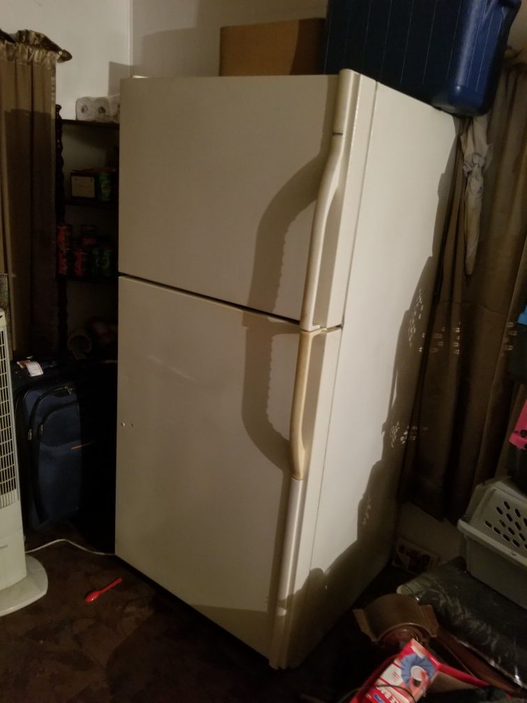 SCRAP* SCRAP METAL** FREE REFRIGERATOR FOR SCRAP *** PLEASE DON'T TEXT ME IF YOU ARE NO READY TO PICK UP AND I'M GIVING AWAY AS SCRAP METAL