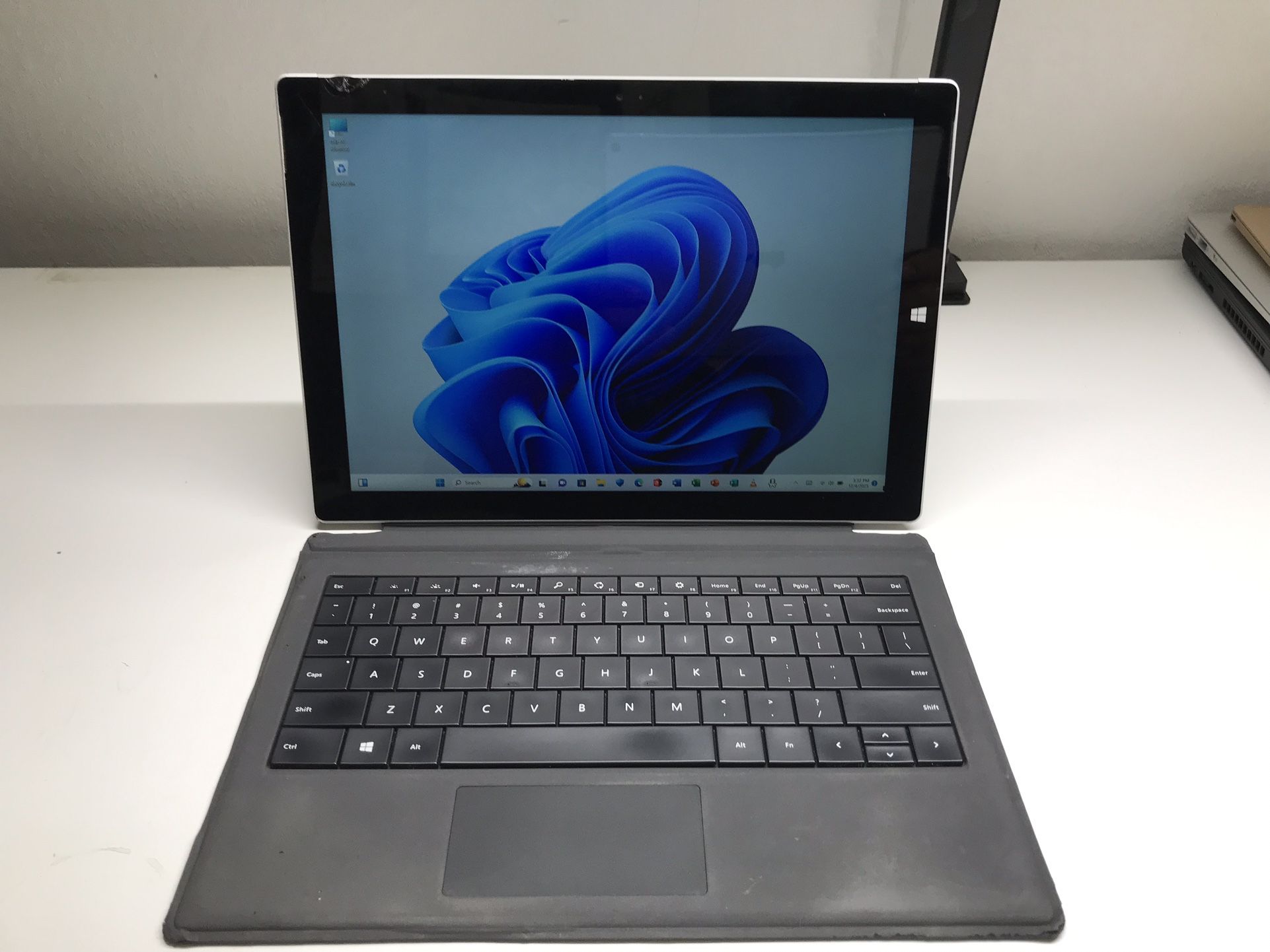 **Microsoft Surface Pro 3 w/Microsoft Office Suite* *Windows 11 Pro. Full Activate. * Price $120 *