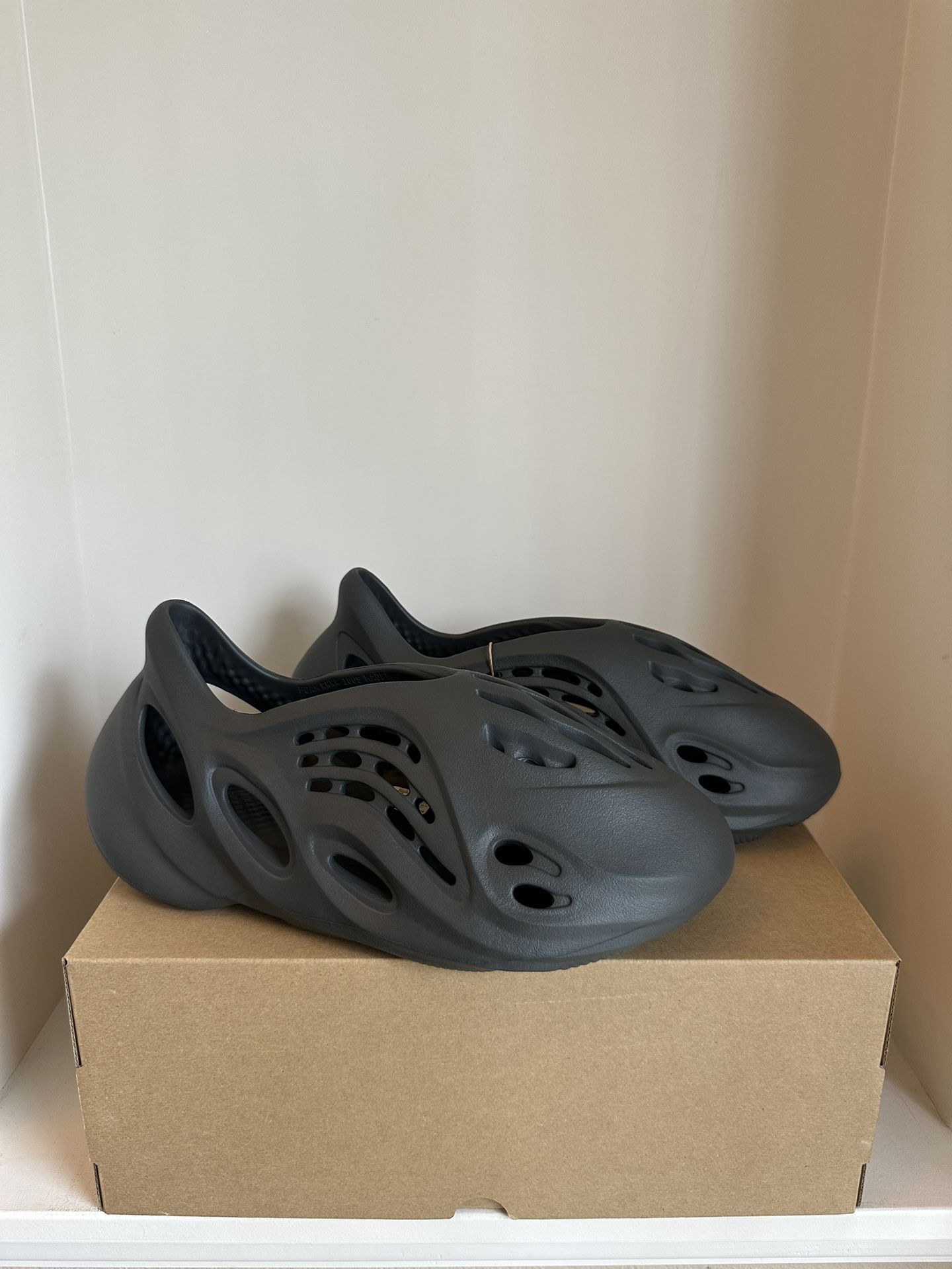 Adidas Yeezy Foam Runner Carbon YZY RNR Men's Size 10 IG5349