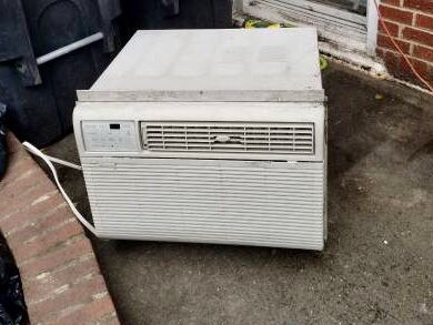 Air Conditioner 15000 BTU for wall or window - with Sleeve