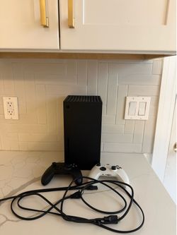 Xbox Series X (used) - 2 controllers + HDMI and power cable included
