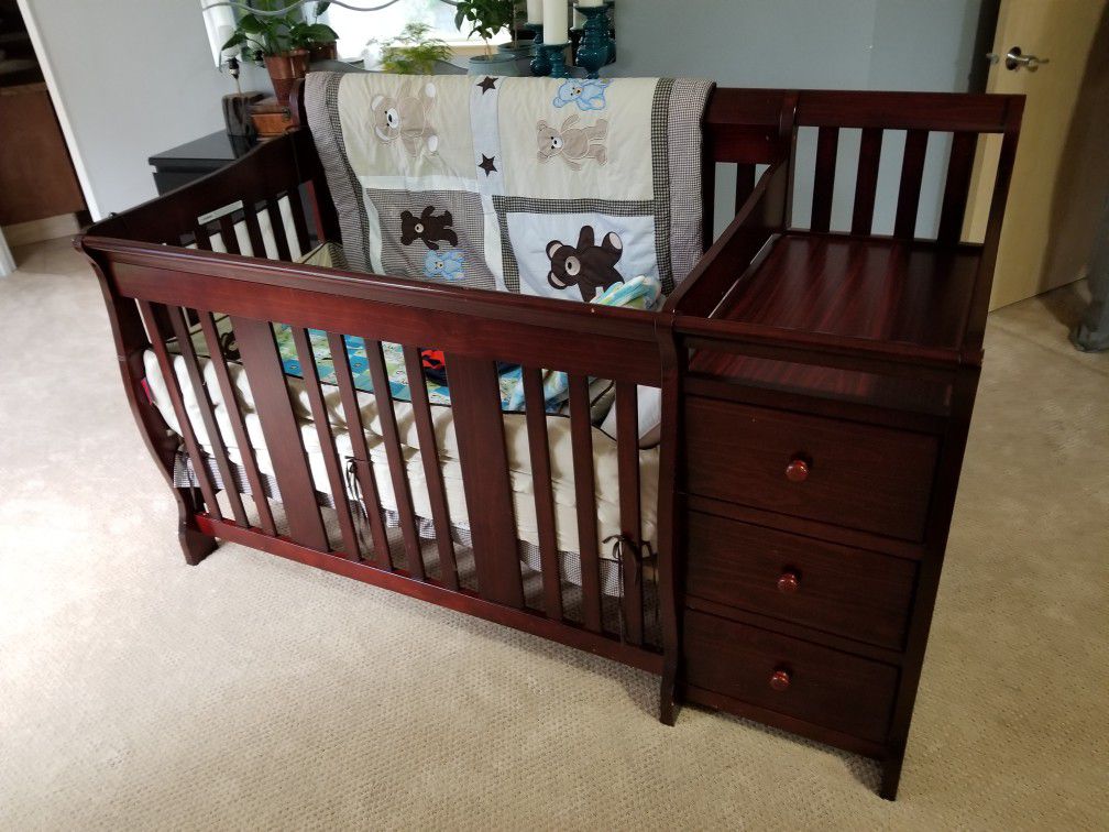 Baby crib, like new hardly used.