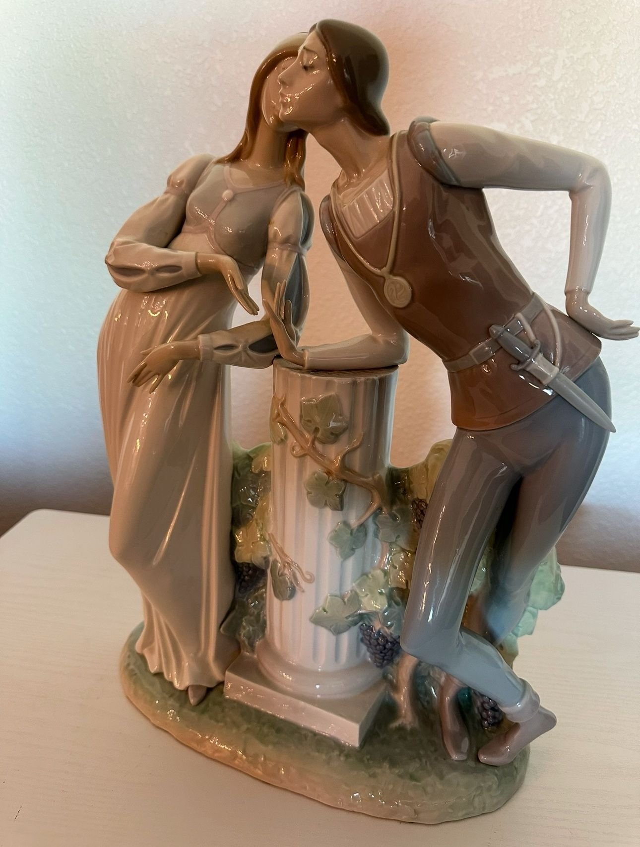 Glossy finish; Iconic Shakespearean #4750 Romeo Juliet Height: 17.7" Width: 10" Year Issued: 1971 Year Retired: 2005 Sculptor