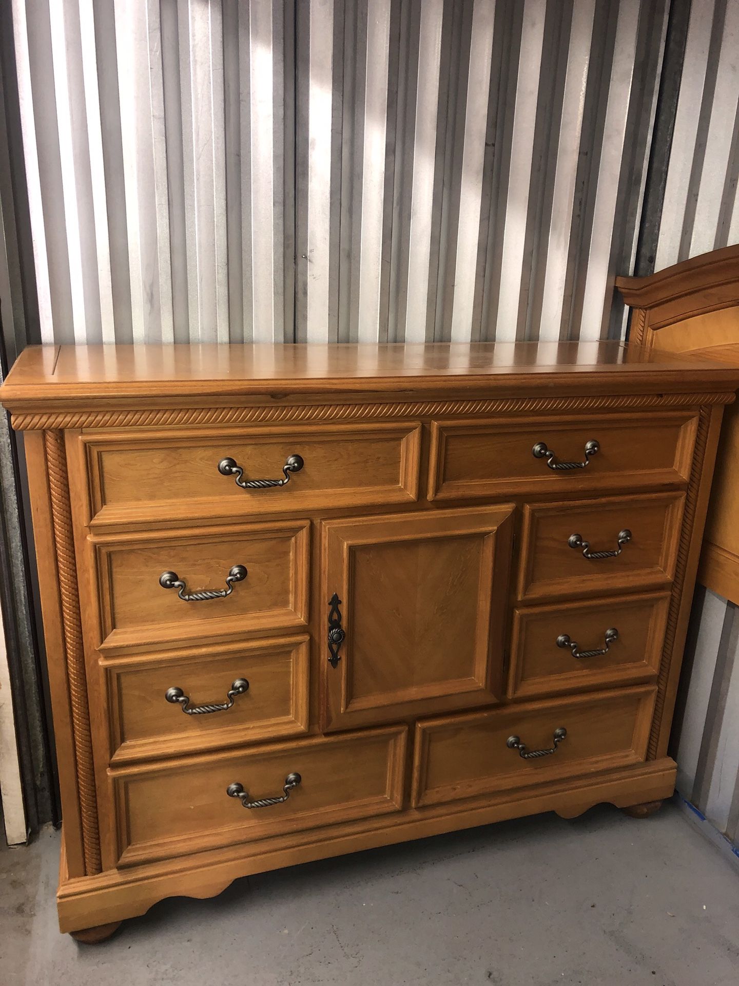4pc Wooden Bed set (NO FRAME)