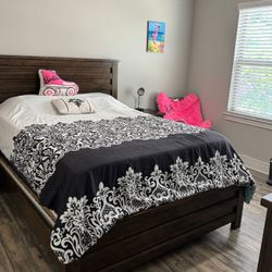 Modern Queen Bedroom Set – Almost New