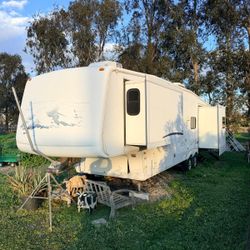 2005 Montana 5th Wheel Trailer 