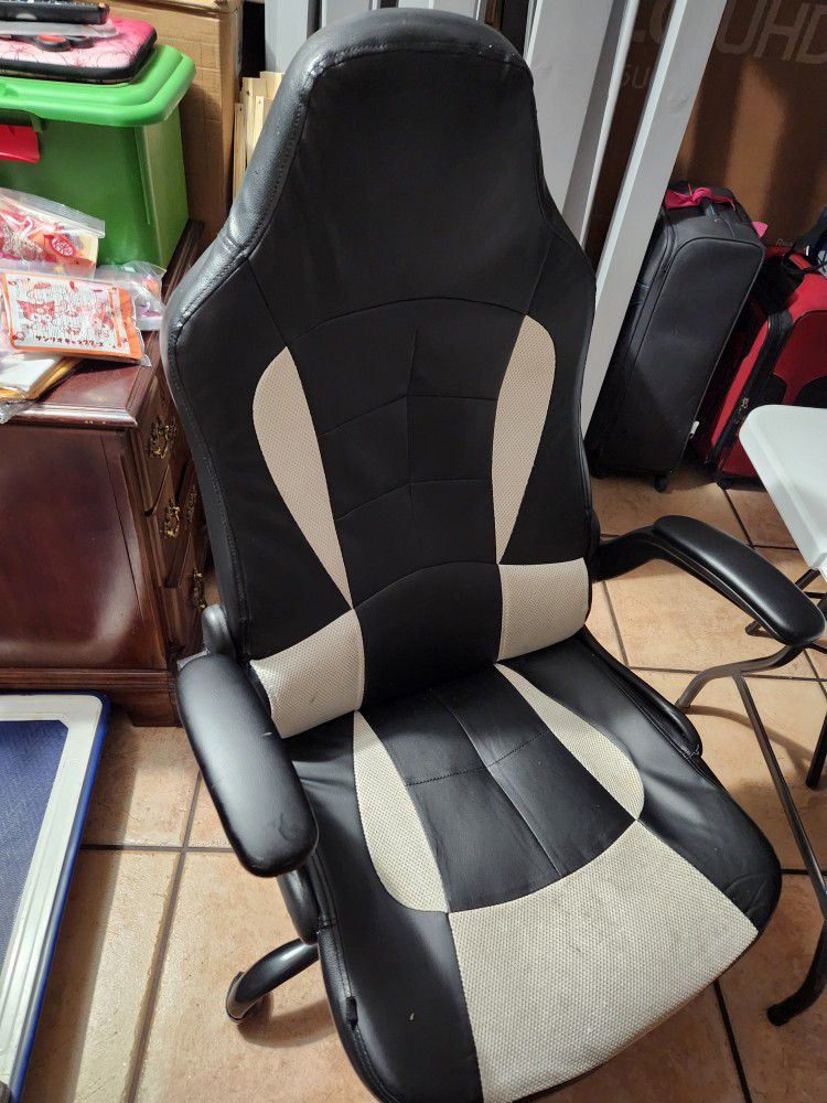 Game's Chair Used