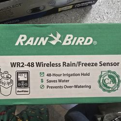 Modelo: Rain Bird Simple-To-Set SST600IN.  Capacidad: Permite gestionar hasta 6 zonas o estaciones de riego independientes.  Programación: Cuenta con 