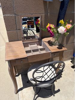 Vanity desk
