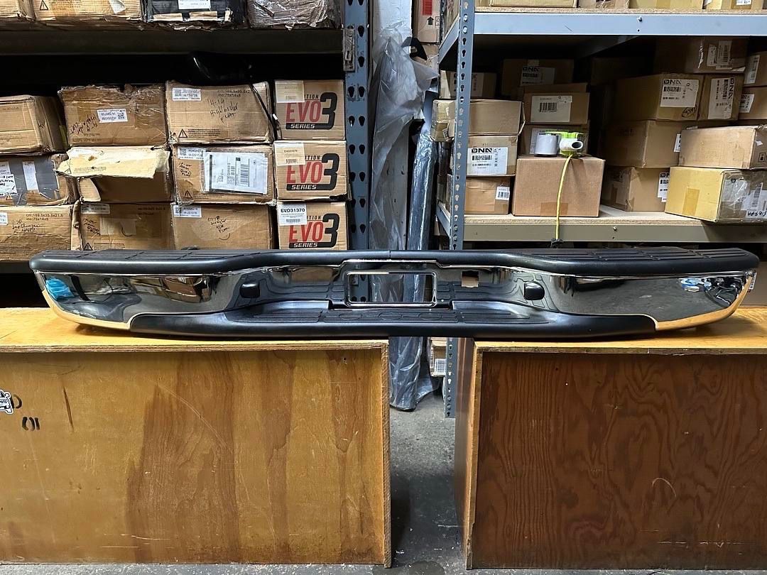 LA Zona Auto Parts 1999 to 2006 Chevrolet Silverado GMC Sierra Rear Step Bumper Assembly Defensa Tracera cromada