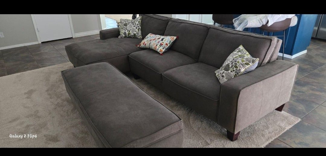 SECTIONAL COUCH