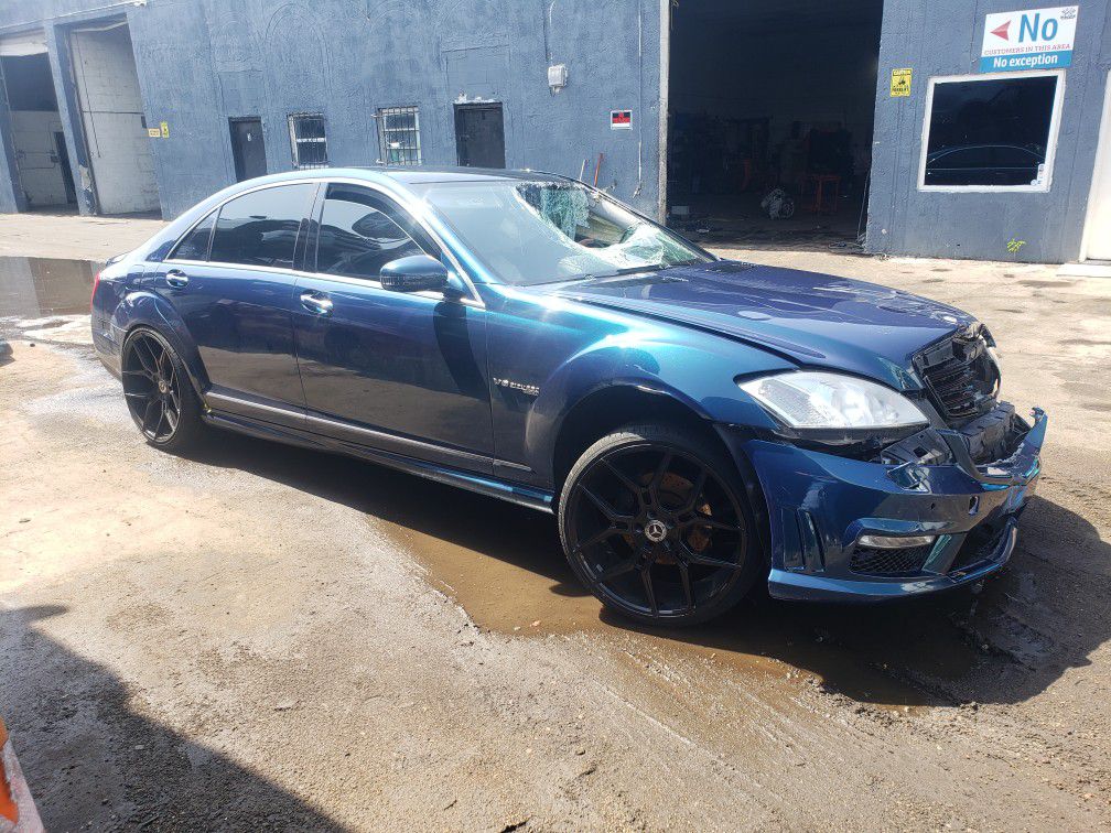 Mercedes Benz s550 for parts out 2007