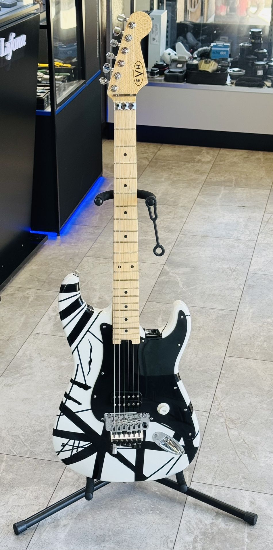 EVH Strips Series 6 Strings White And Black Electric Guitar With Fender Fit Hard Case
