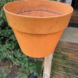 Planter bucket with saucer dish 