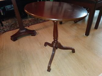 Folding wood side table with decorative feet