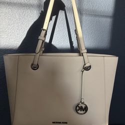 Michael Kors Jet Set Purse