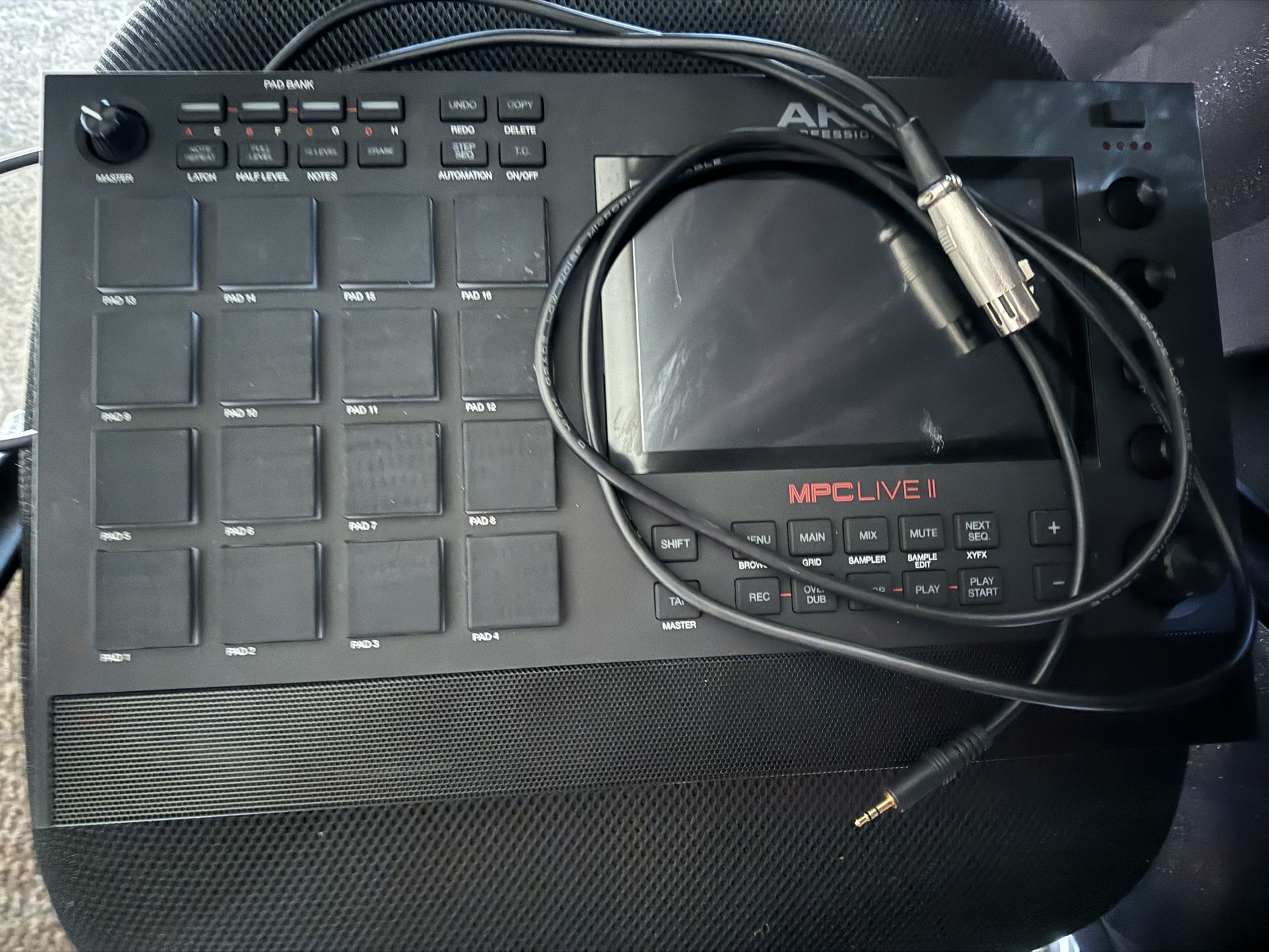 AKAI Professional MPC Live 2