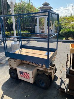 SMALL SCISSOR LIFT
