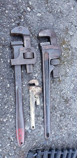 Set of three pipe wrenches