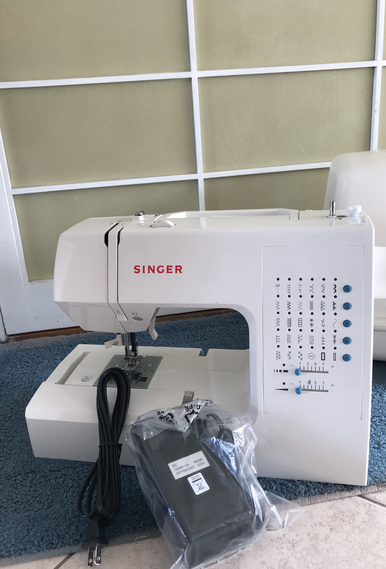 Brand new SINGER 7442 Sewing Machine, fully electronic 30 stitch - Never used. 5 day sale only