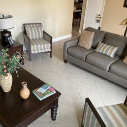 Living Room 6 Pcs - Like New Cond. — MUST SELL