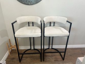 2 bar stool chairs