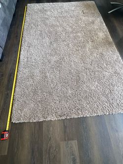 8 x 5’2” area rug - new and clean