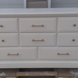 Gorgeous American Drew Oak Triple Dresser with 8 Drawers