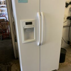 White Side By Side Refrigerator GE Excellent  . Warehouse pricing.   Warranty  . Delivery Available . 2522 Market st. 33901