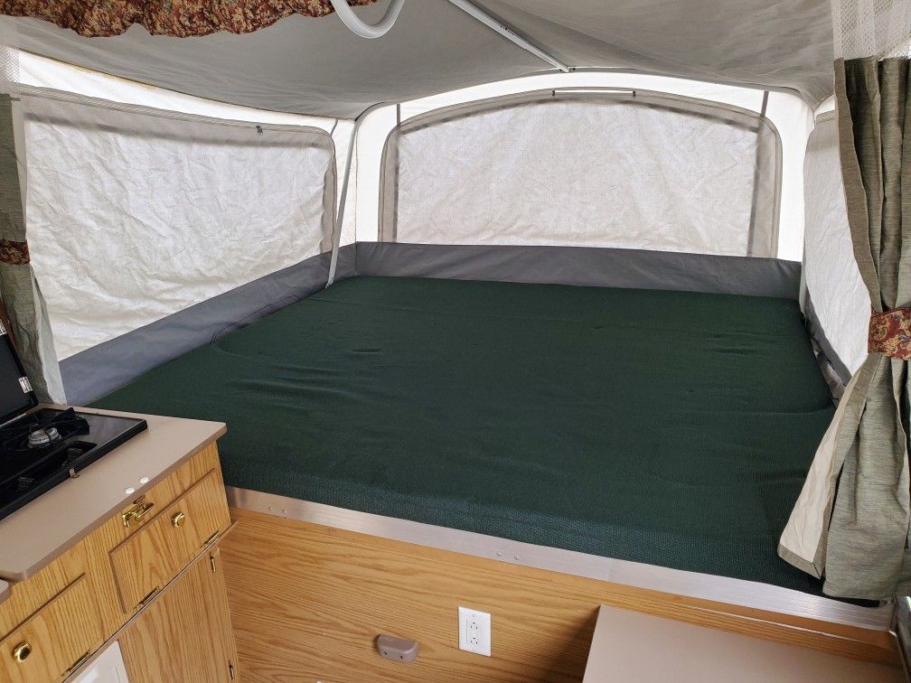 2000 Coleman pop up tent trailer A/C sleeps 6 excellent condition for