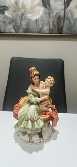 Vintage Classic Gallery Porcelain Figurines – Pair
