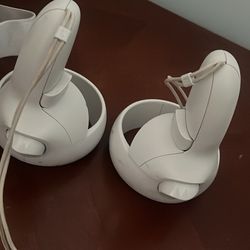  AirPod Max And Oculus Quest 2