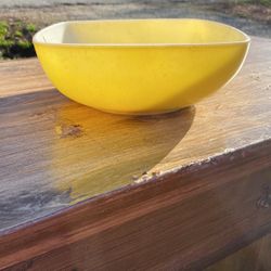 Vintage 9” Yellow Pyrex Bowl