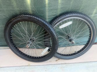 Pair of tires with rims size 20 inches both for 40 dls (20 each)