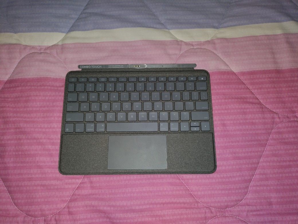 LOGITECH iPad 7th-9th Generation Case and Keyboard