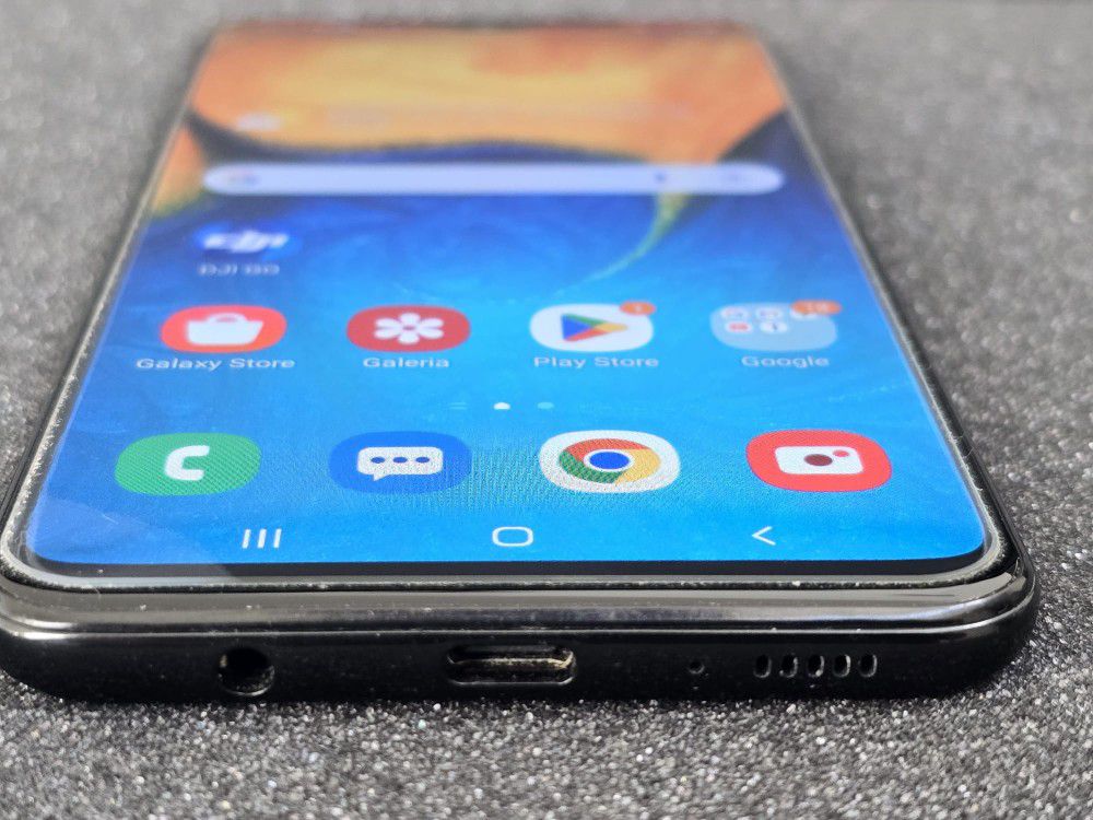 Samsung Galaxy A20  SM-A205U Unlocked 32GB Black Android - Used Like New