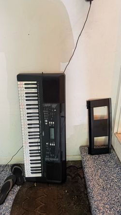 Yamaha PSR-E373 Portable Keyboard – Excellent Condition