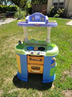 Toy kitchen