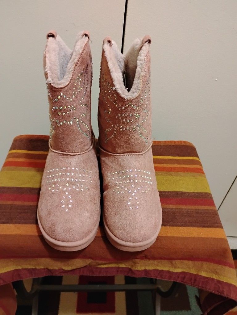 Very Nice & Warm Women's Or Young Girls Forever Link Rhinestone Furry Flat Boots Size (4) Located In Reedley 