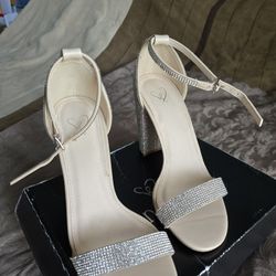 Dress Hills, Size 7