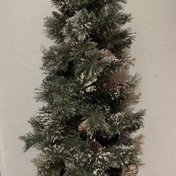 4’ Christmas Tree In A Vase With Lights