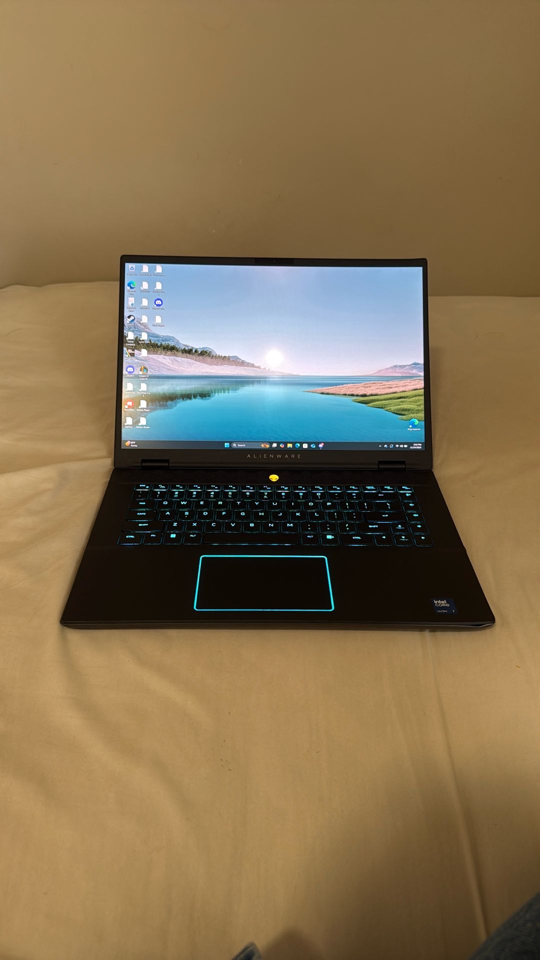 Alienware m16 R2 Gaming Laptop – Great Condition, Minor Cosmetic Damage