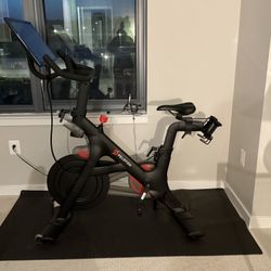 Peloton - Lightly Used - Great Condition