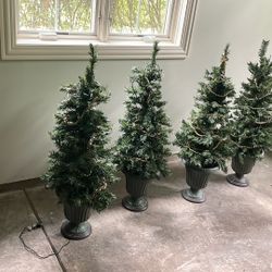 4 Christmas Tree Decoration W/ Lights 