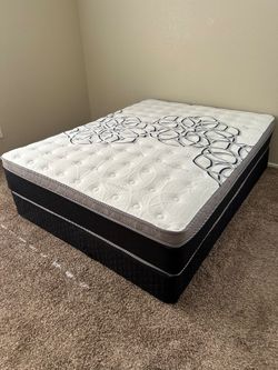 Queen Size Mattress Pillow Top 12"    new Mattress in a plastic sealed