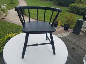 VINTAGE CHILD'S CHAIR
