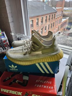 100% Authentic YEEZYS! Lightly Worn, EXCELLENT CONDITION! SIZE 11.5